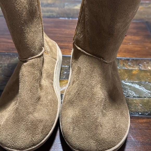 Light Brown Hugs pre-loved boots size medium 7/8. - Picture 3 of 4